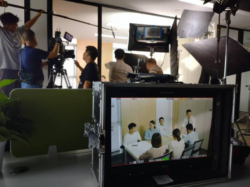 成都TVC拍摄公司：科技产品视觉化大师，诠释未来感与功能美学